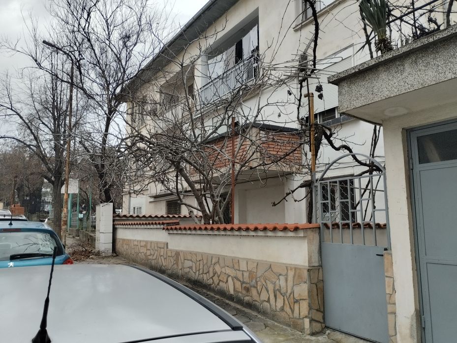 Етаж от къща в град Сандански с двор, механа, гараж и летна кухня