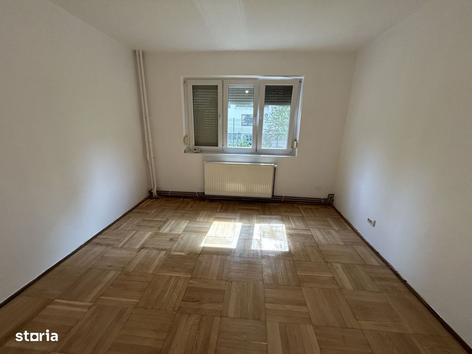 Vand apart.3 cam.Calea Romanilor,la parter inalt,bloc caramida 4 etaje