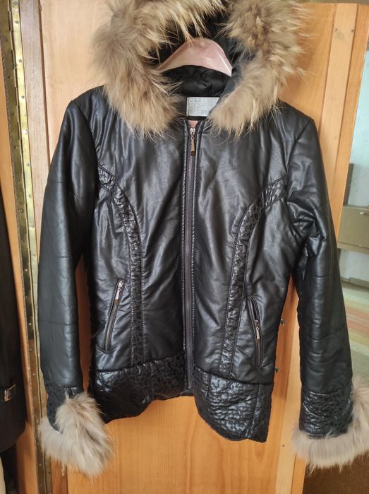 Късо кожено яке с естествен пух
