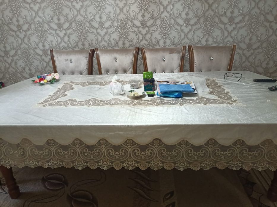 Продаётся стол со стульями в отличном состоянии