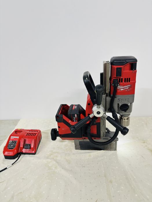 Masina de gaurit cu talpa magnetica Milwaukee M18 FMDP