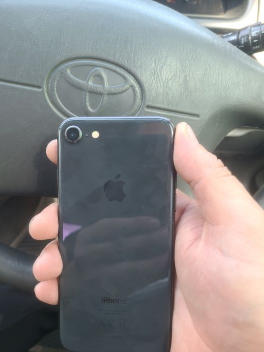 Продам IPhone 8.