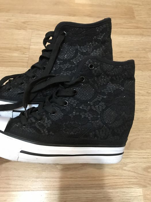 Черни обувки на платформа Тенденз