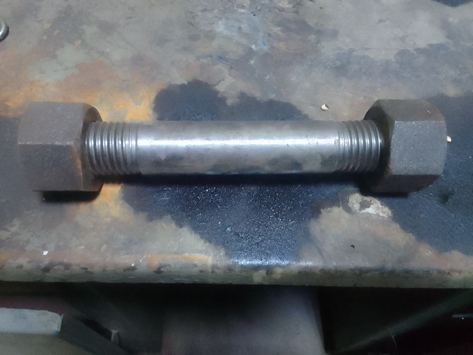 Продам болты . Шпильки