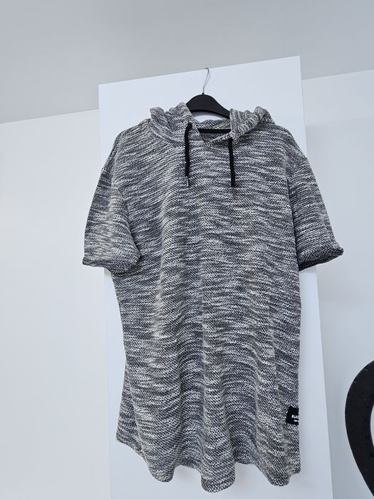 Tricou cu gluga !