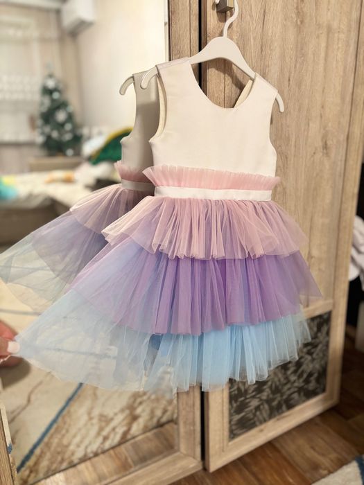 Продам нарядное платье для девочки