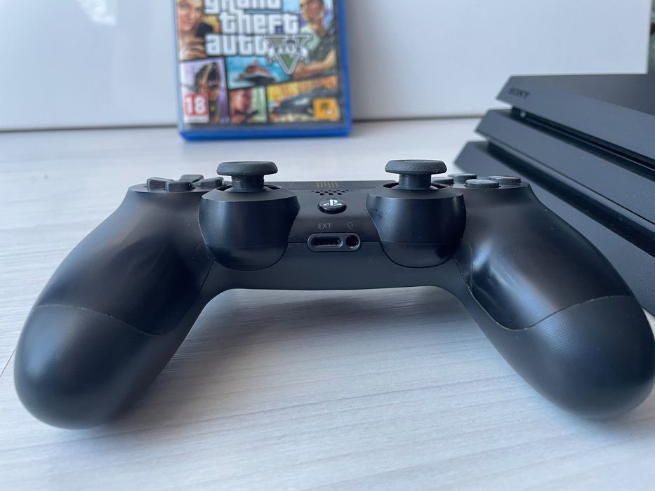 PlayStation Pro 4 + едн джойстик и подарък игра Grand Theft Auto 5