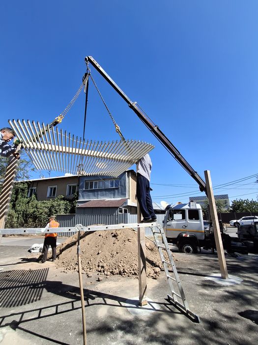 Эвакуатора манипулятора услуги сияющий платформы