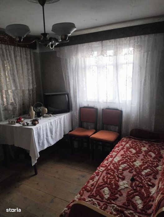 Casă de vânzare cu teren.