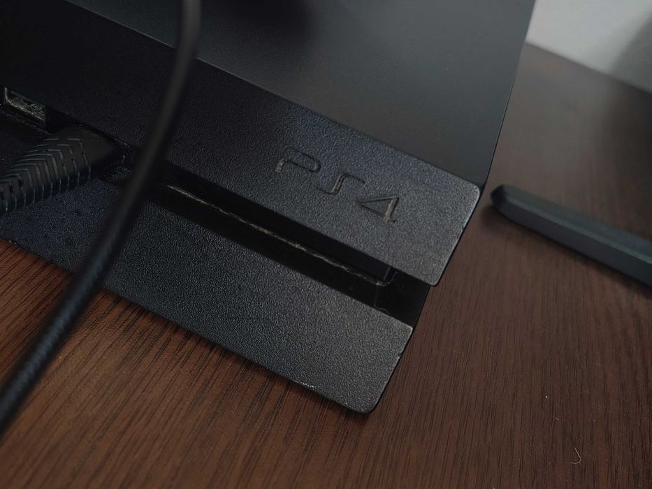 Vând play station 4