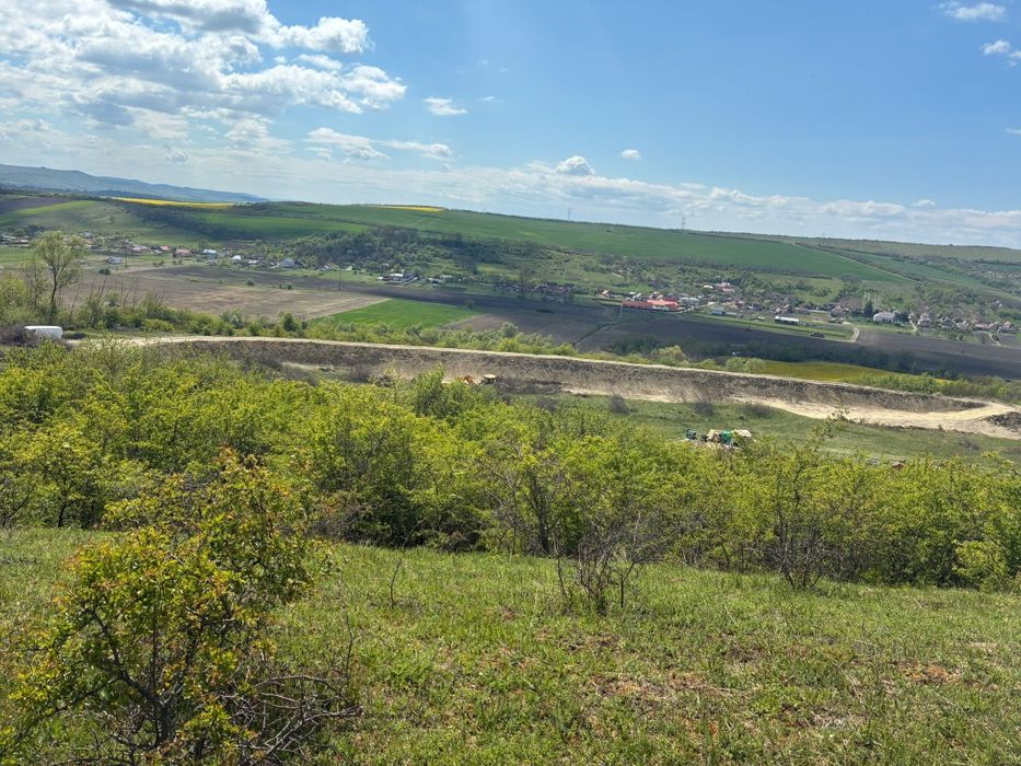 PF. Vând teren in Luna de jos 4,5 hectare,cu C.F