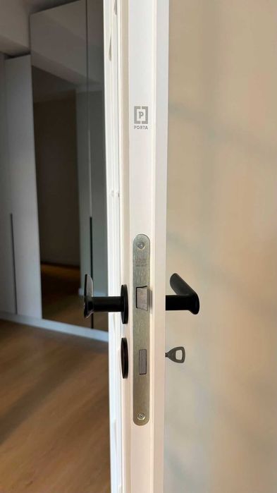 Două uși noi, producător Porta Doors, model Viena.