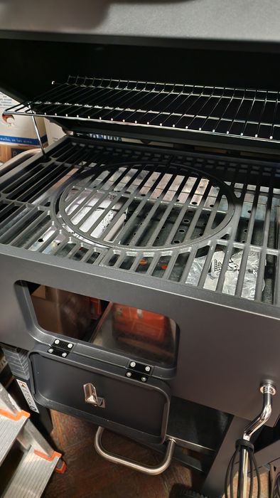 Grătar profesional pe lemne cu afumătumatoare