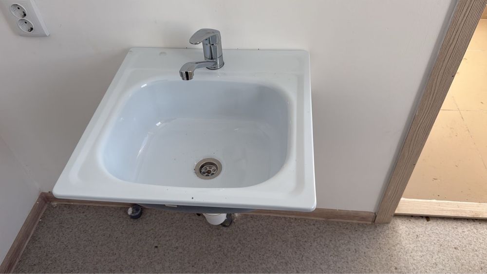 Раковина с смесителем