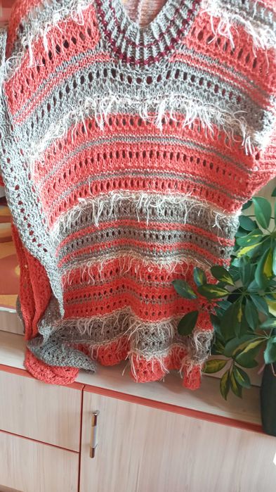 Ръчно плетена ажурена дамска блуза.