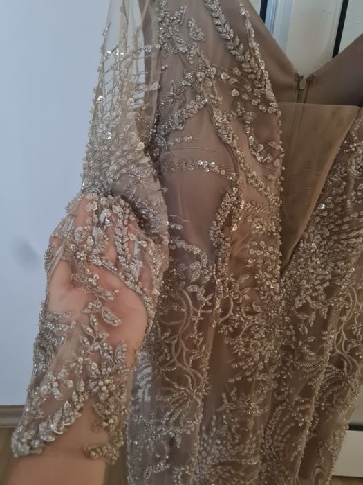 Vând rochie ocazie cu broderie cusută manual.