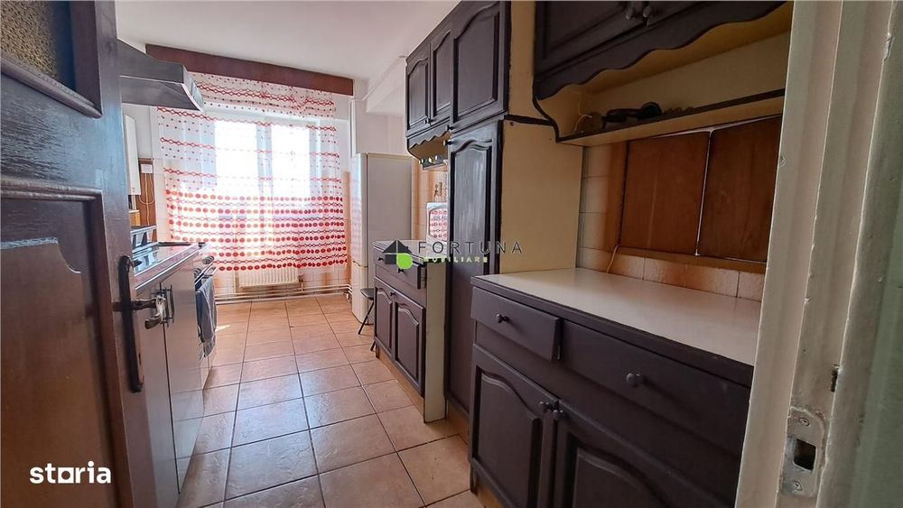 Penthouse 4 camere, mobilat si utilat modest, strada Toamnei