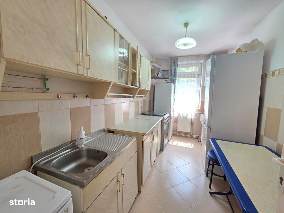 3 camere, decomandat, zonă ultracentrală, etaj intermediar, mobilat