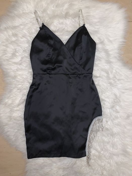 Rochie neagra satin slit picior decupaj strasuri eleganta sexy