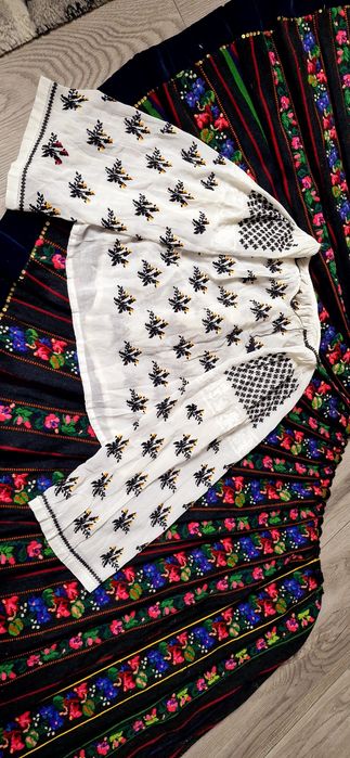 Ie pe batist  autentic