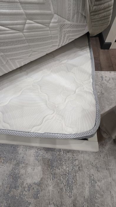 Кровать с матрасом 180х200