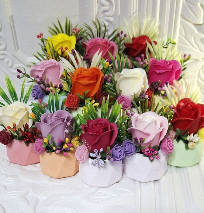 Vaze cu trandafiri din sapun