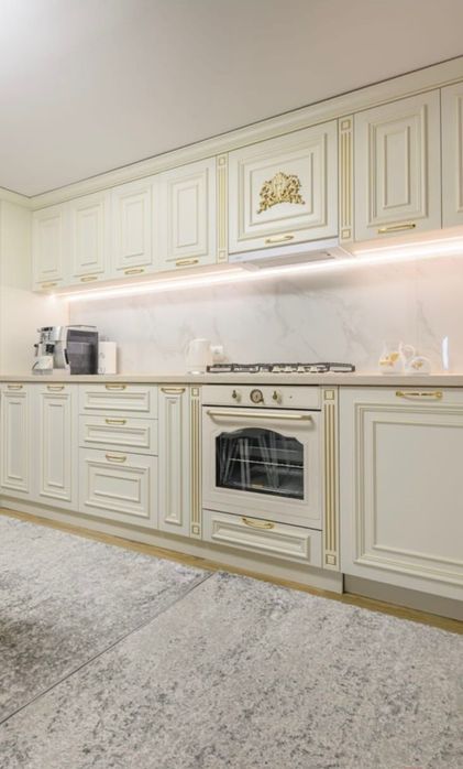 Usi lemn masiv si mobila de bucatarie