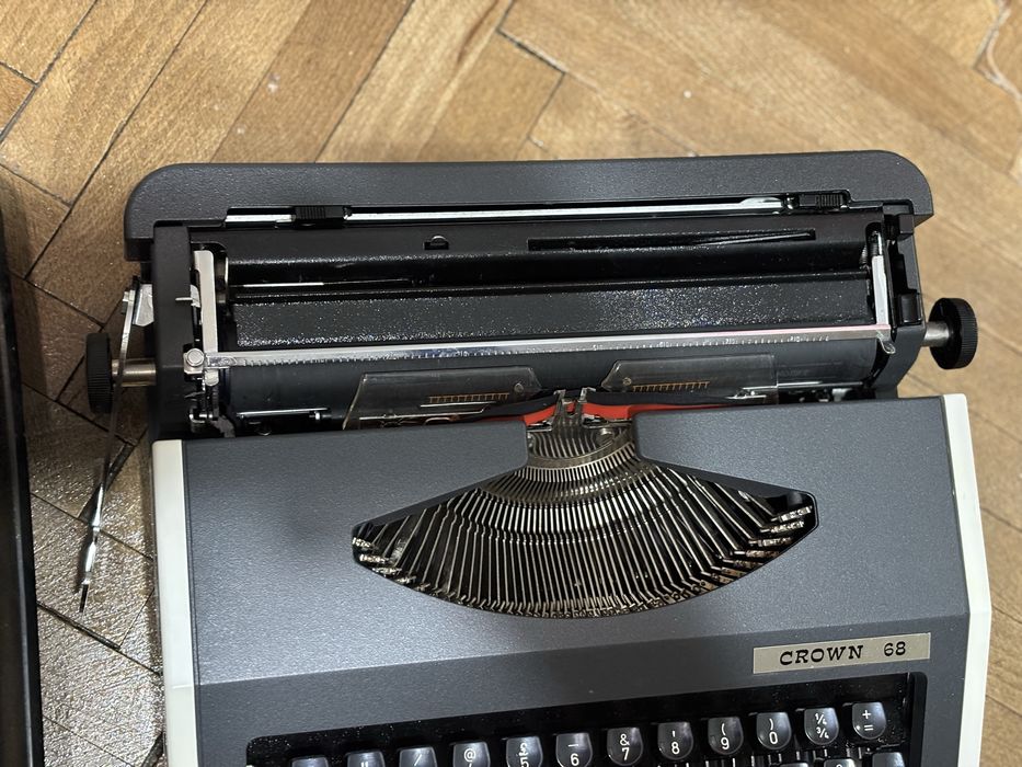 Чисто нова Ретро пишеща машина Crown 68 Modell 1300 F/T