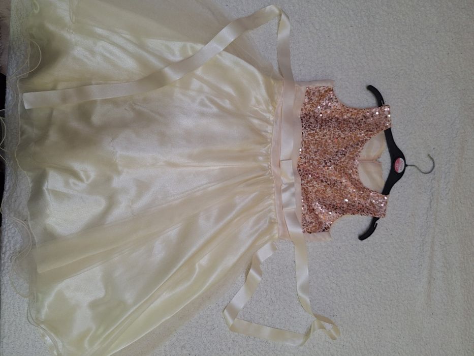 Детска рокля за малки дами-35лв.