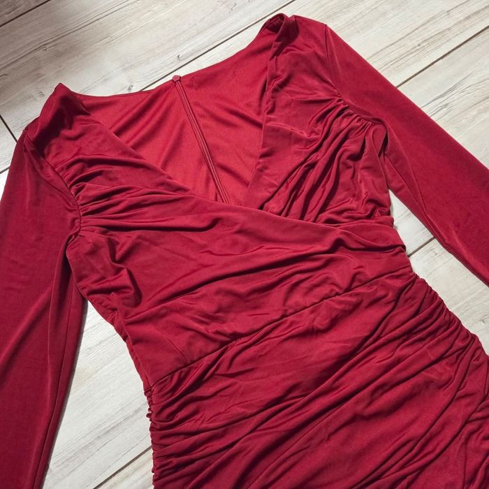 Червена секси оформяща рокличка