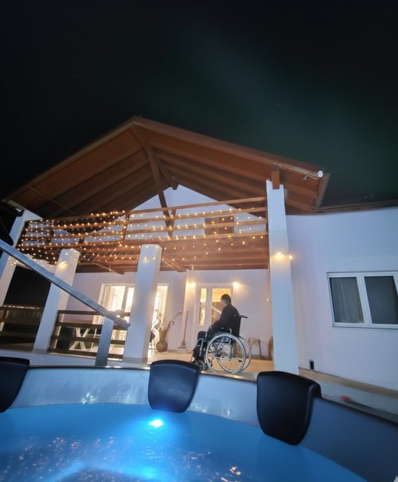 Cabana Natasha Brasov ciubar gratuit singur in curte fara proprietari.