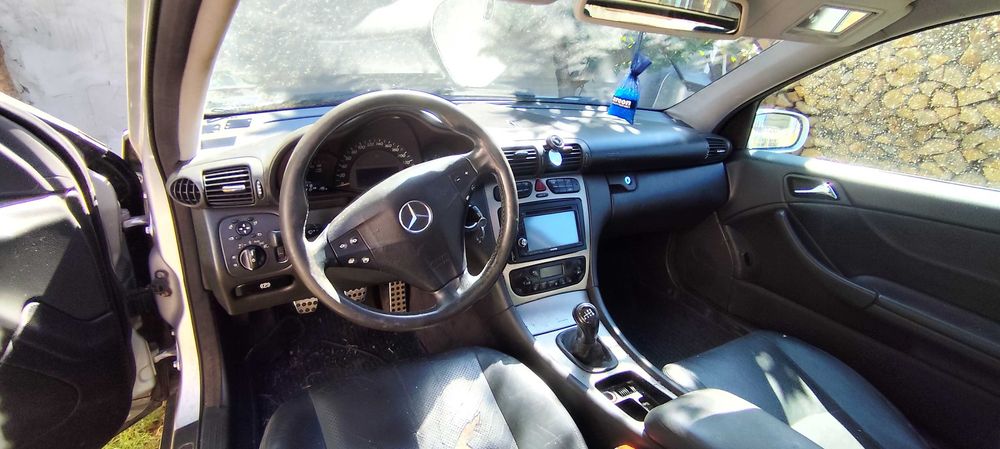 Продава се цял за части Mercedes 220 CDI W203