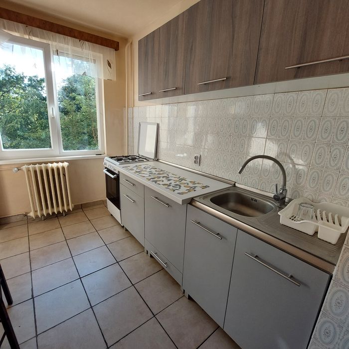 Inchiriez apartament centralcu 3 camere.