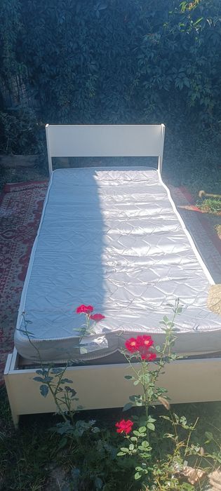 Продам кровать с матрасом 210х91
