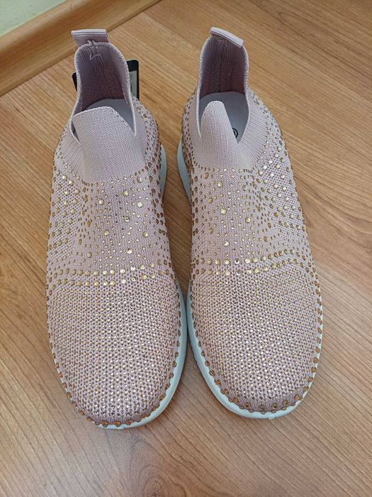 Продавам нови обувка. Размер 38.