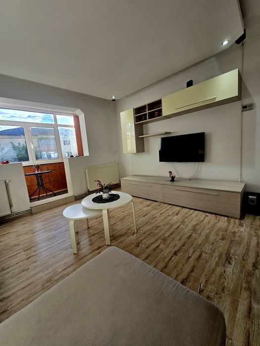 Inchiriez apartament 3 camere, micro 11