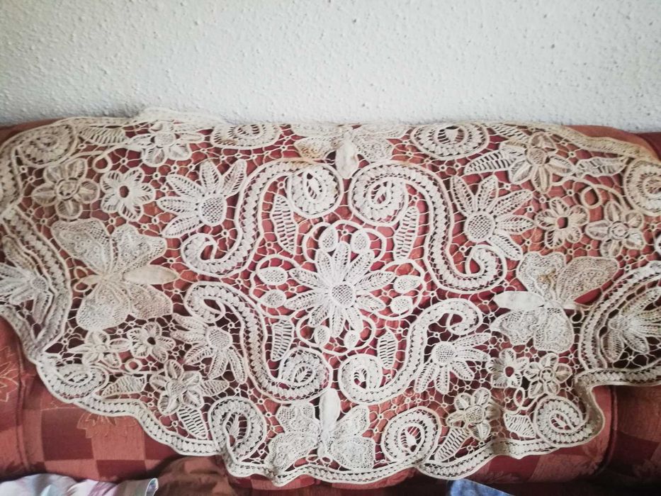 Vând macrame lucrate manual pe pânză 8 buc din care  3 f mari și 8 mij