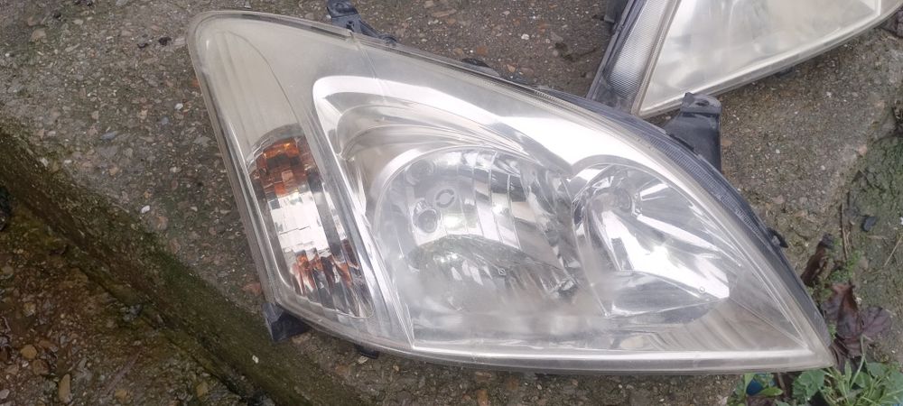 Фарове и стопове за тойота Корола 2004 г 50 лв