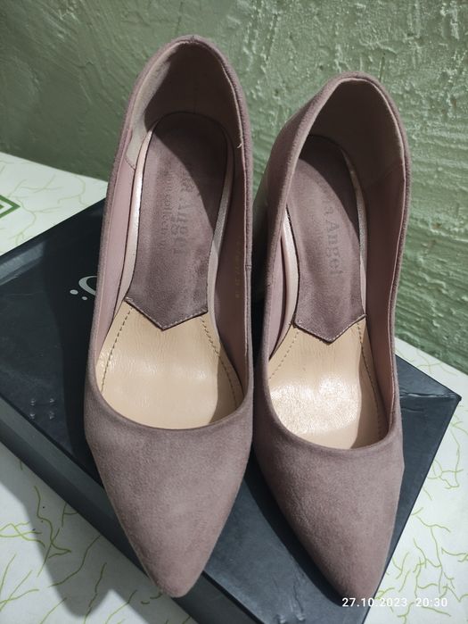 Әдемі вечерний туфли.