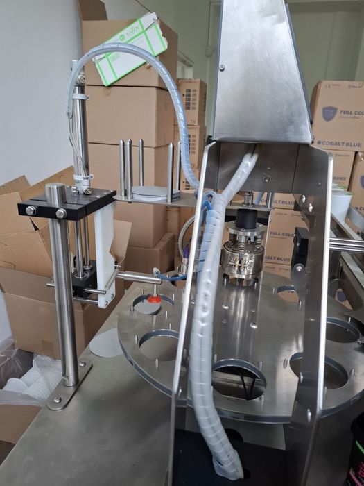 Машина за запечатване на кофички с алуминиево фолио