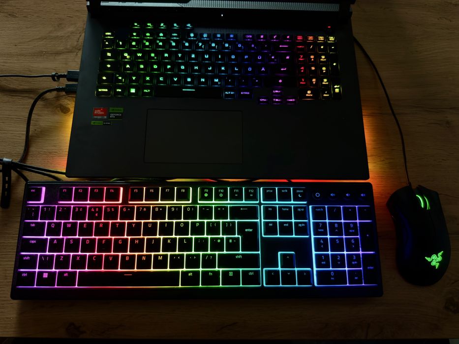 ASUS ROG G17 Gaming Laptop – Ryzen 9 7940HX / RTX 4060 / Amd Radeon Graphics /32GB DDR5 / 1TB SSD / 2560x1440 QHD 240Hz + CADOU Tastatură & Mouse
