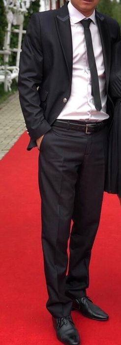 Vând costum negru elegant