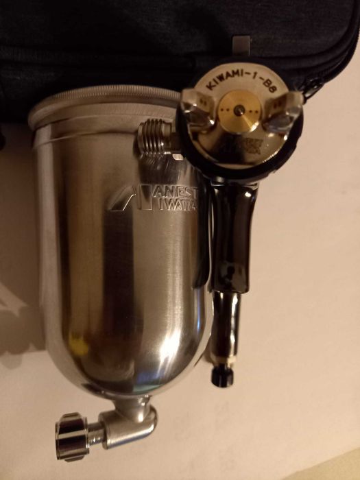 Vand pistol de vopsit  IWATA
