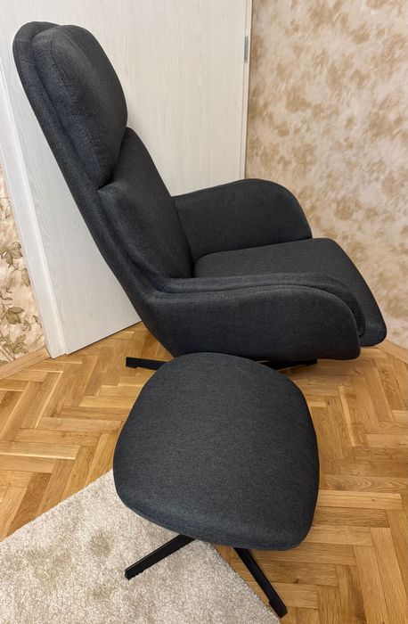 Удобно кресло с люлеещ механизъм и табуретка за краката