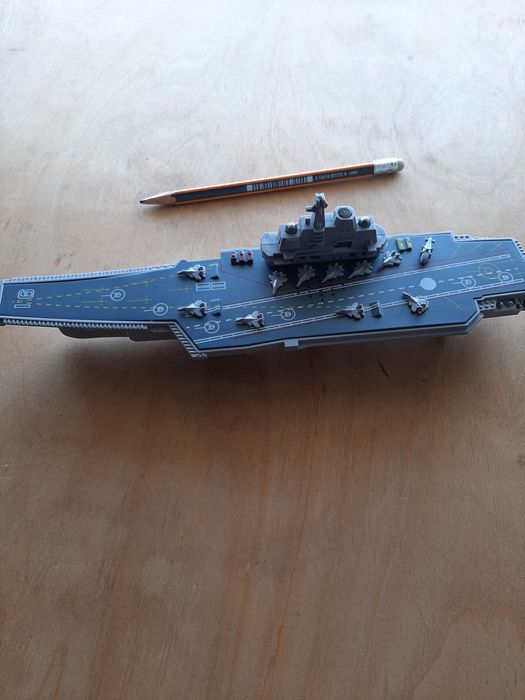 Продается модель авианосца.