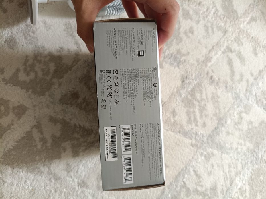Продам микрофон Razer Seiren mini белый