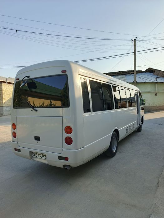 Mitsubishi rosa avtobus
