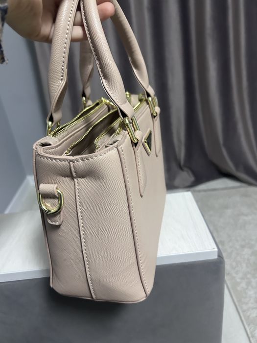 Розовая сумка Прада