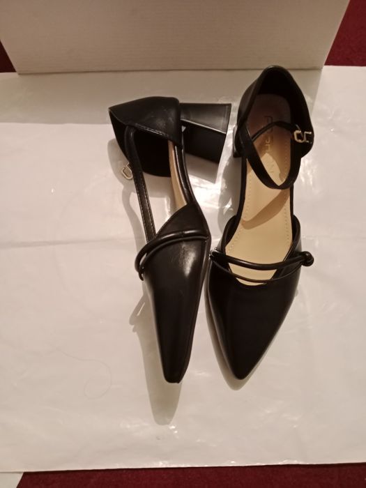 Женские туфли и сумка.