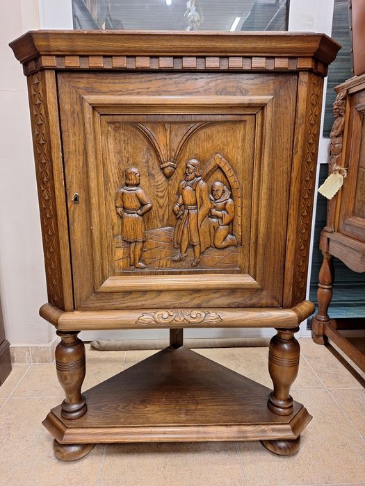 Винтидж ъглов шкаф с богата дърворезба